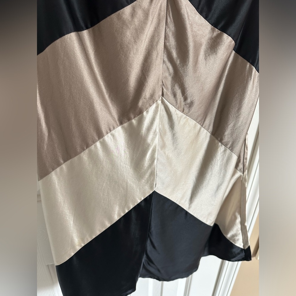 ASO THE O.C. Summer Roberts (Rachel Bilson) silk chevron dress alt gray - Picture 12 of 12